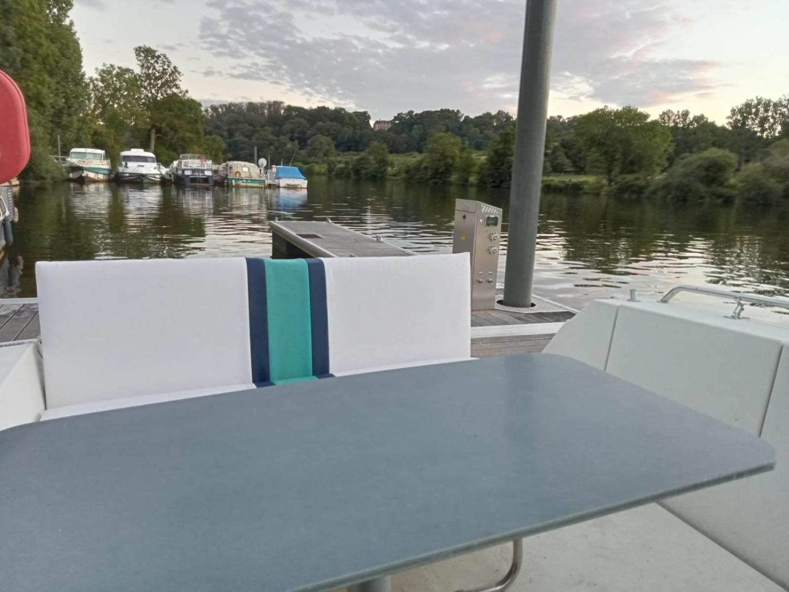 Bateau-Gite Sur Le Halage De La Mayenne L'Huisserie Dış mekan fotoğraf