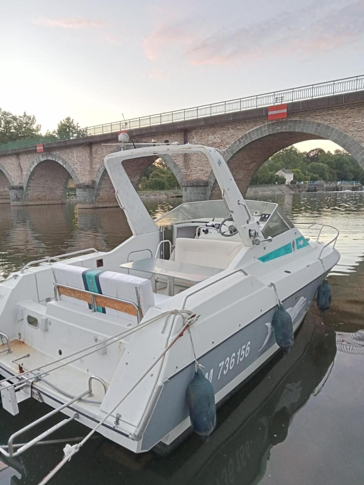 Bateau-Gite Sur Le Halage De La Mayenne L'Huisserie Dış mekan fotoğraf